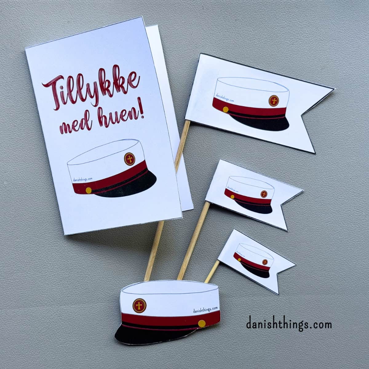 "Tillykke med huen" kort og studenterhue flag til print Print et "Tillykke med huen" kort til DIN student. Du kan også printe studenterhue-flag til kransekagen, vandmelonen, buketten, borddekorationen og meget mere. Vælg mellem kort og flag i rød, blå og "farv selv". Find de gratis print på danishthings.com © Christel Parby #DanishThings #tillykkemedhuen #studenterkort #gratisprint #student #studenterhue #tillykke #kageflag #studenterflag