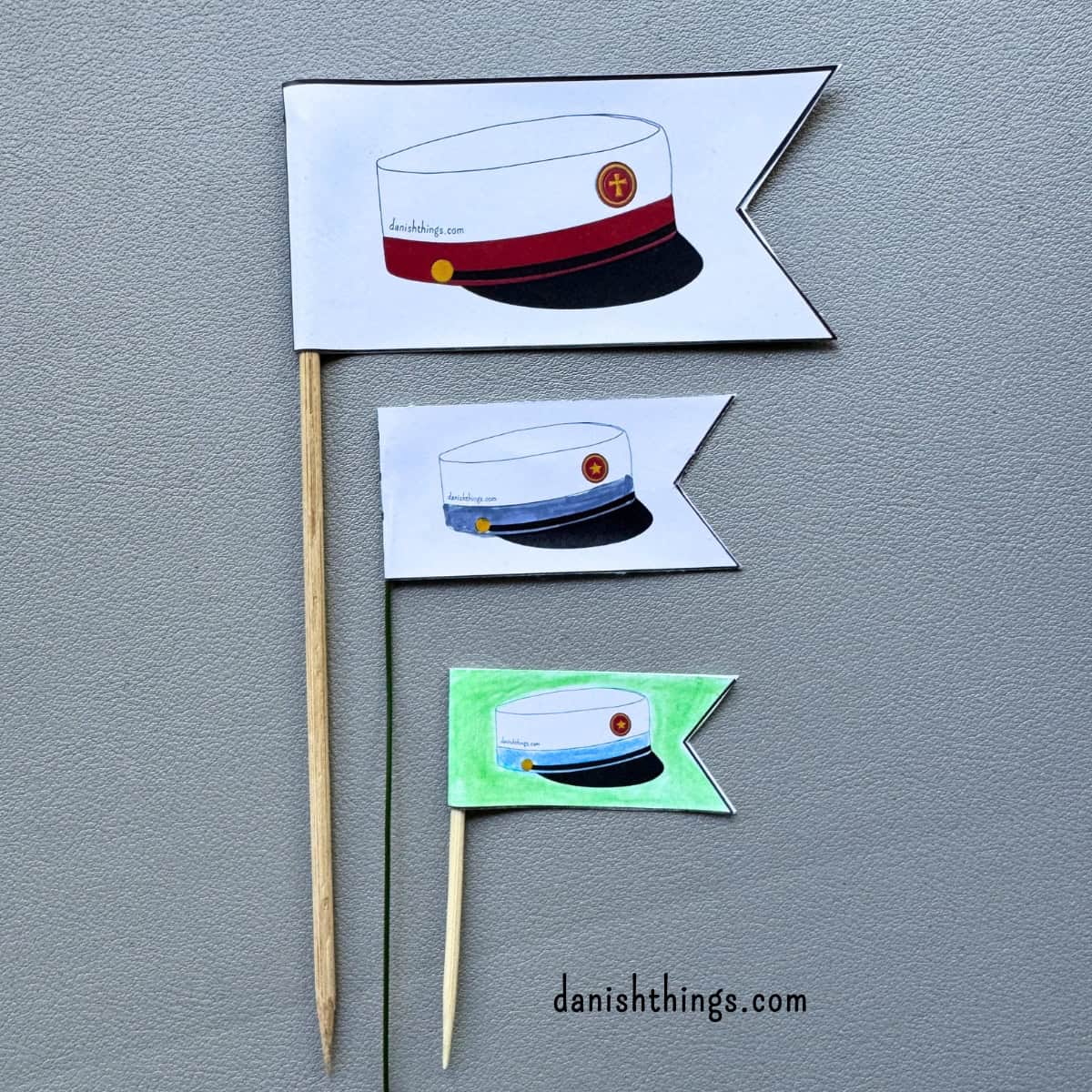 Har din student en grå, lyseblå eller en anden farve huebånd end de klassiske blå og rød? Print "farv selv"-udgaven og farv båndet i den rigtige farve. Her finder du også de klassiske designs. Find de gratis print på danishthings.com © Christel Parby #DanishThings #tillykkemedhuen #studenterkort #gratisprint #student #studenterhue #tillykke