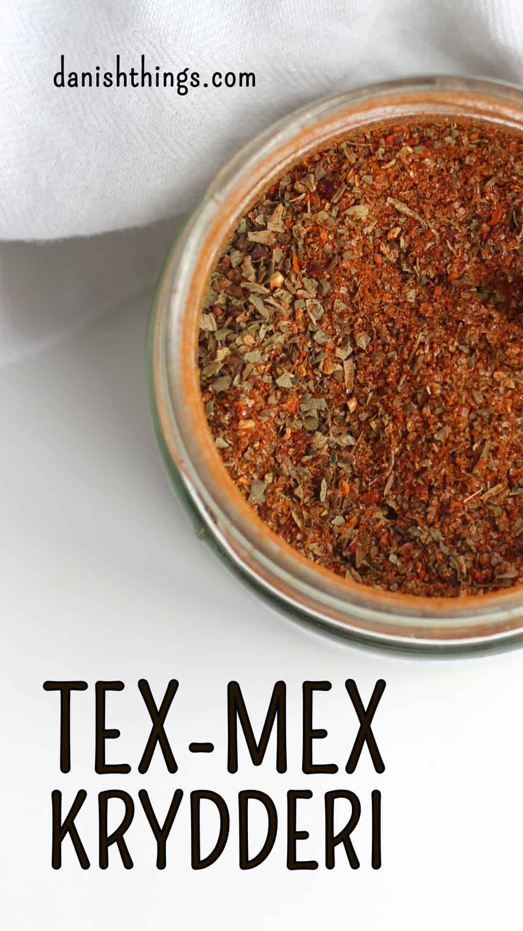 Taco fredag – nem mad til to dage 1 Tex-Mex krydderiblanding til tacos, chiligryder, bønner mm. Lav dit eget blandingskrydderi, og brug det i kødsovsen til dine tacos, i din chili con carne - eller chili sin carne, og hvor du ellers vil give din ret lidt Tex-Mex smag. Få opskriften, labels til dine krydderiglas, gratis print og inspiration til årets gang på danishthings.com © Christel Parby - Danish Things #DanishThings #TexMex #taco #TexMexkrydderi #hjemmelavet #tacokrydderi #TexMexkrydderiblanding #blandingskrydderi #krydderiblanding #mad #detsaltekøkken #labels #etiketter #print