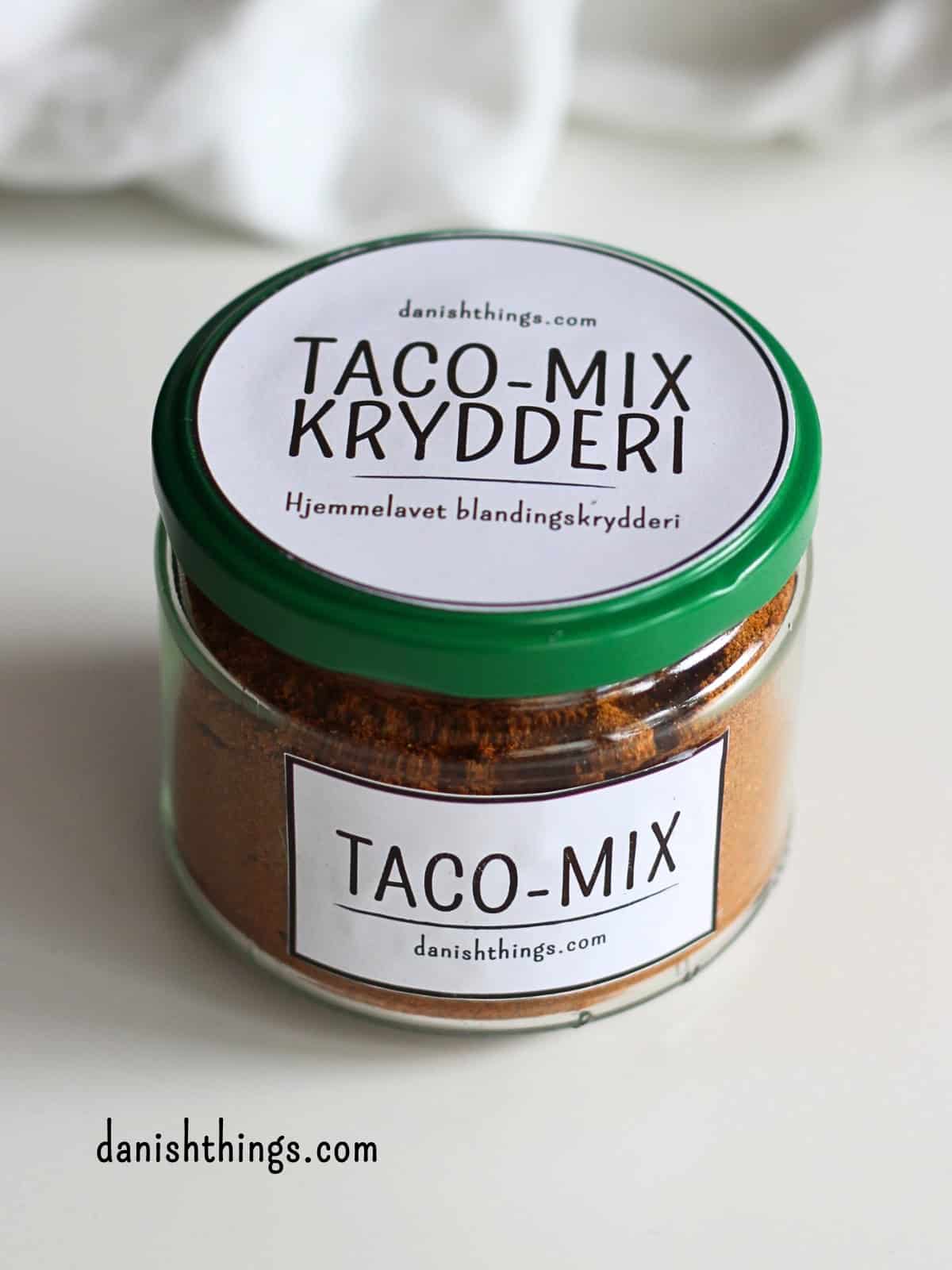 Print gratis etiketter til dine hjemmelavede krydderiblandinger. Runde og firkantede labels i flere størrelser med teksten: Taco-Mix, Tex-Mex og taco krydderi. Find etiketter og opskrift på Taco-Mix - en hjemmelavet sydamerikansk-inspireret krydderiblanding på danishthings.com © Christel Parby #DanishThings #TacoMix  #TexMex #tacokrydderi #hjemmelavet #krydderiblanding #madfrabunden  #TexMexkrydderi #TexMexkrydderiblanding #blandingskrydderi #mad #detsaltekøkken #labels #etiketter #print #GratisEtiketter
