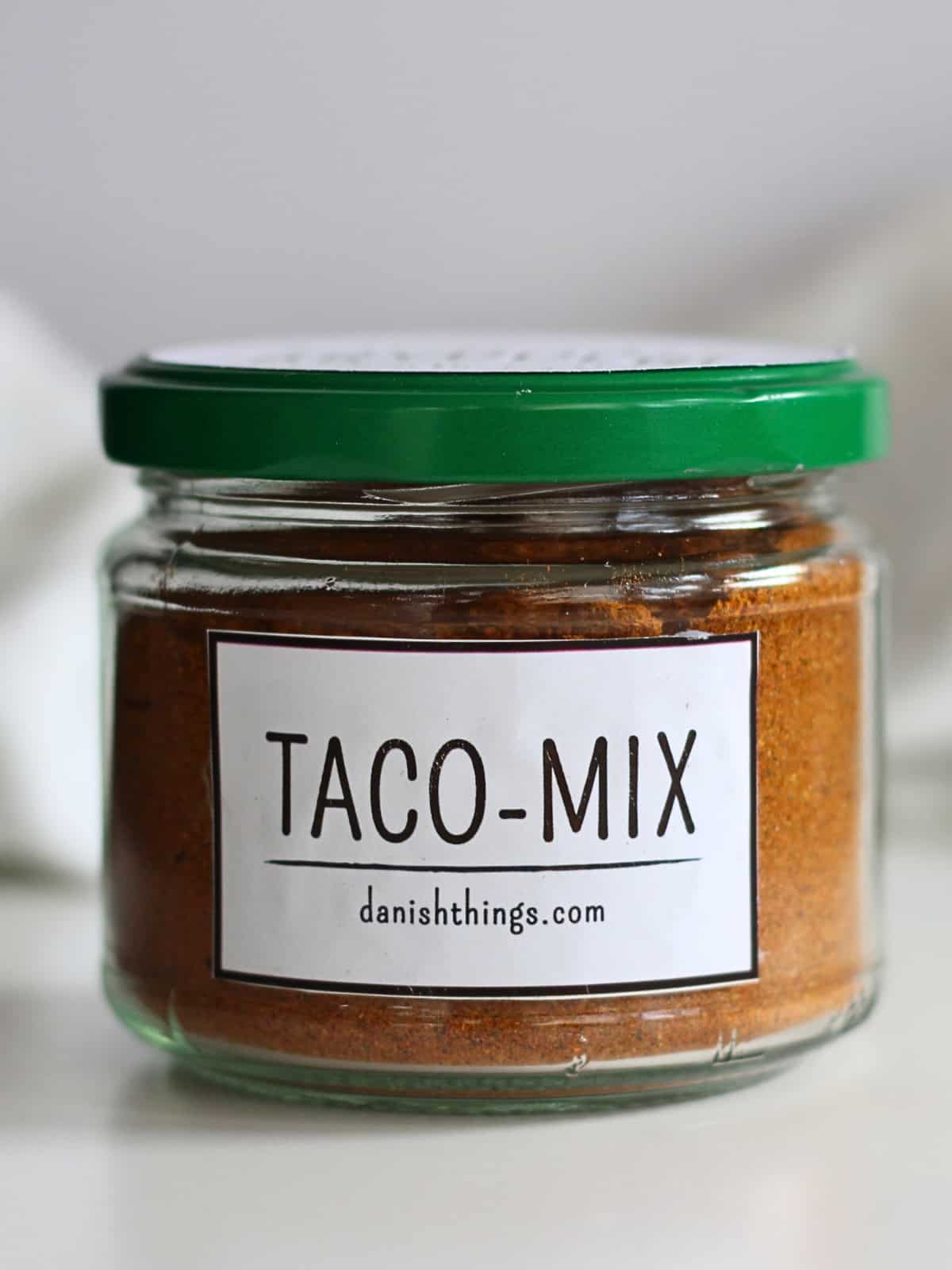 Lav din egen Taco-Mix-krydderiblanding til bønneretter som chili con carne, chili sin carne og frijoles refritos. Blandingen er helt uden salt og sukker - perfekt til retter, der skal koge længe eller koge ind. Nem opskrift med alle krydderierne i gram, plus gratis etiketter til dine krydderiglas. Find det hele på danishthings.com © Christel Parby #DanishThings #TacoMix  #TexMex #tacokrydderi #hjemmelavet #krydderiblanding #madfrabunden  #TexMexkrydderi #TexMexkrydderiblanding #blandingskrydderi #mad #detsaltekøkken #labels #etiketter #print #GratisEtiketter