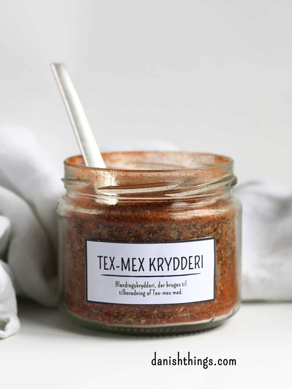Taco fredag – nem mad til to dage 1 Tex-Mex krydderiblanding til tacos, chiligryder, bønner m.m. Lav dit eget blandingskrydderi, og brug det i kødsovsen til dine tacos, i din chili con carne - eller chili sin carne, og hvor du ellers vil give din ret lidt Tex-Mex smag. Få opskriften, labels til dine krydderiglas, gratis print og inspiration til årets gang på danishthings.com © Christel Parby - #DanishThings #TexMex #taco #TexMexkrydderi #hjemmelavet #tacokrydderi #TexMexkrydderiblanding #blandingskrydderi #krydderiblanding #mad #detsaltekøkken #labels #etiketter #print