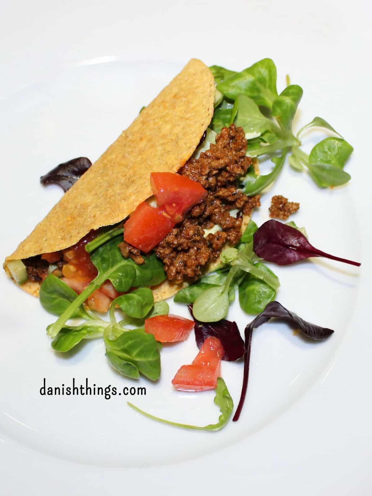 Taco fredag – nem mad til to dage 1 Taco fredag – nem mad til to dage 1. Her får du opskriften på en kødsovs med en hjemmelavet Tex-Mex-krydderiblanding, samt opskriften på en avocadocreme med eller uden hvidløg. Avocadocremen er både god som tilbehør til stærk mad, til fisk og til forretter. Så brug den i tortillas, tacos, chili con carne, indiske gryderetter og meget mere. Find opskrifter, gratis print og inspiration til årets gang på danishthings.com © Christel Parby #DanishThings #taco #tacos #avocado #avokado #avocadocreme #nemMad #MadTil2dage #TexMex #nem #aftensmad #hjemmelavet #madfrabunden #mad #detsaltekøkken