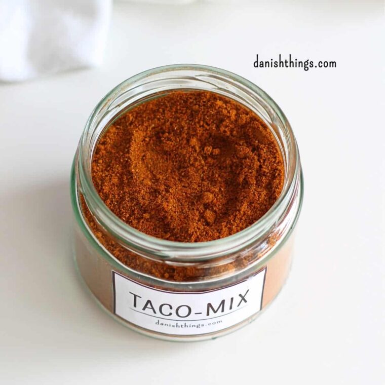 Taco-Mix opskrift - krydderiblanding du kan bruge i chili con carne, tacos, frijoles refritos og andre Tex-Mex-favoritter. Find opskriften og gratis etiketter til dine krydderiglas på danishthings.com © Christel Parby #DanishThings #TacoMix #TexMex #tacokrydderi #hjemmelavet #krydderiblanding #madfrabunden #TexMexkrydderi #TexMexkrydderiblanding #blandingskrydderi #krydderiblanding #mad #detsaltekøkken #labels #etiketter #print #GratisEtiketter