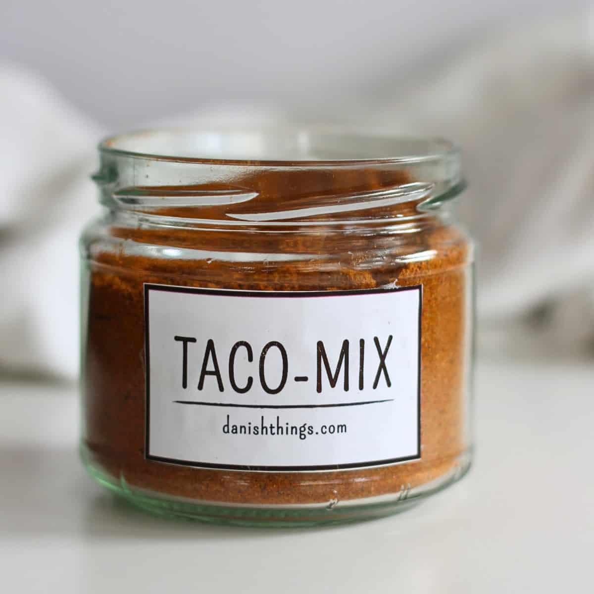 Opskrift på hjemmelavet Taco-Mix. Brug krydderiet i bønneretter, tacos og andre Tex-Mex-favoritter. Find også gratis etiketter i forskellige størrelser. Opskrift på danishthings.com © Christel Parby #DanishThings #TacoMix  #TexMex #tacokrydderi #hjemmelavet #krydderiblanding #madfrabunden  #TexMexkrydderi #TexMexkrydderiblanding #blandingskrydderi #mad #detsaltekøkken #labels #etiketter #print #GratisEtiketter