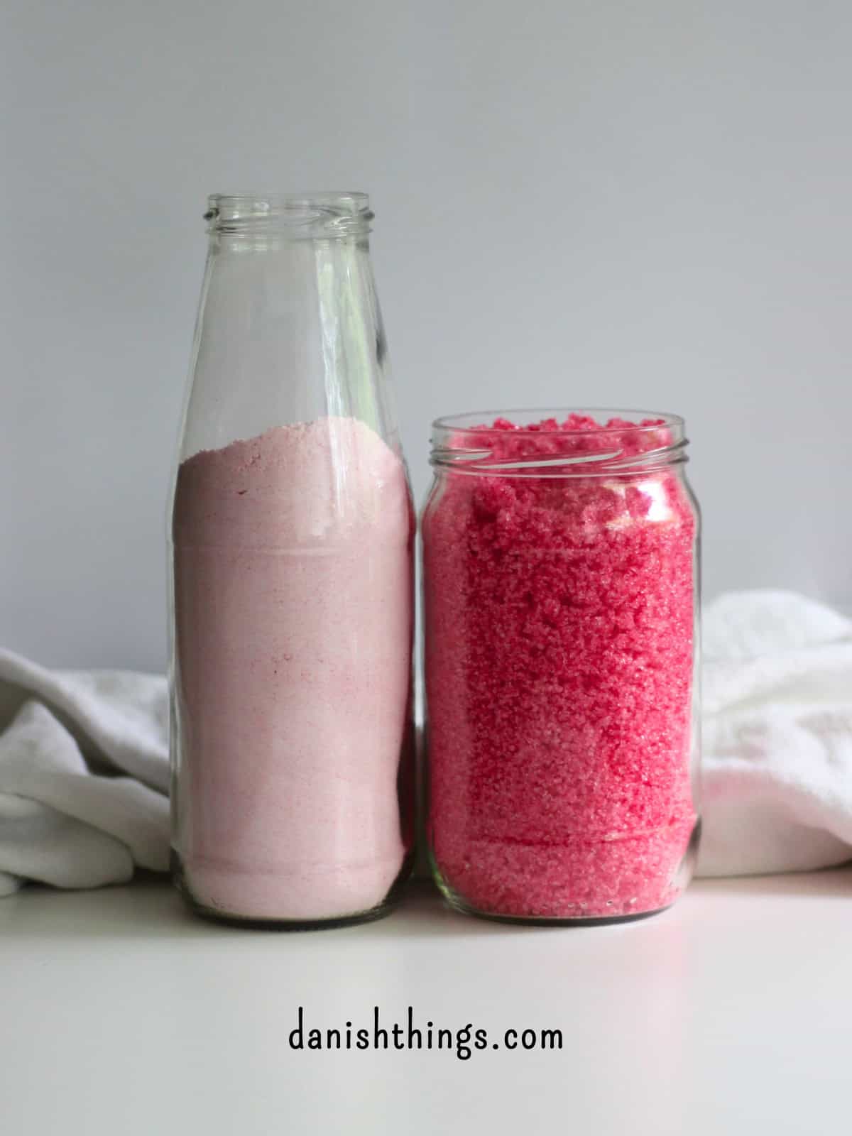 Syrligt rosensukker - smukt pink sukker med hybenroser Lav dit eget lyserøde flormelis af pink syrligt rosensukker. Sukkeret får en intens pink farve, der bliver lysere, når det blendes. Sukkeret har en syrlighed, der passer i glasur, marengs og mange desserter. Nem opskrift + gratis etiketter til dine glas. Find det hele på danishthings.com © Christel Parby #DanishThings #rosensukker #syrligtrosensukker #hybenrose #citronsyre #surtsukker #blomstersukker #GratisEtiketter