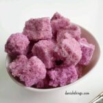 Klassisk rosensukker med en fantastisk smag. Brug sukkeret i kager, desserter, konfekt og drikke. Find opskriften, inspiration til anvendelse og gratis print på danishthings.com #DanishThings #hybenrose #hybenrosesukker #rosensukker #roser #rosenparfumeret #sukker #rosenflormelis #flormelis #sukkerknald #blomster #spisnaturen