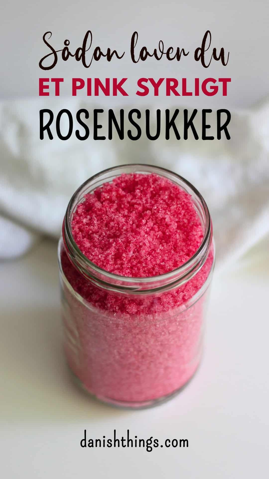 Syrligt rosensukker - smukt pink sukker med hybenroser Vil du lave et rosensukker med en mere holdbar farve? Lav syrligt rosensukker - et smukt pink sukker, der holder farven længe. Perfekt til glasur, marengs og som drys på cookies og kager. Læs mere om det smukke pink blomstersukkers mange anvendelsesmuligheder, find opskriften og de gratis etiketter til rosensukkeret på danishthings.com © Christel Parby #DanishThings #rosensukker #syrligtrosensukker #hybenrose #citronsyre #blomstersukker #surtsukker #GratisEtiketter