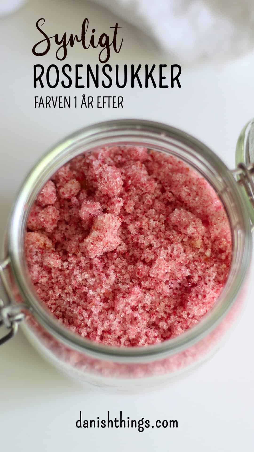 Syrligt rosensukker - smukt pink sukker med hybenroser Vil du lave et rosensukker med en mere holdbar farve? Lav syrligt rosensukker - et smukt pink sukker, der holder farven længe. Perfekt til glasur, marengs og som drys på cookies og kager. Læs mere om det smukke pink blomstersukkers mange anvendelsesmuligheder, find opskriften og de gratis etiketter til rosensukkeret på danishthings.com © Christel Parby #DanishThings #rosensukker #syrligtrosensukker #hybenrose #citronsyre #blomstersukker #surtsukker #GratisEtiketter