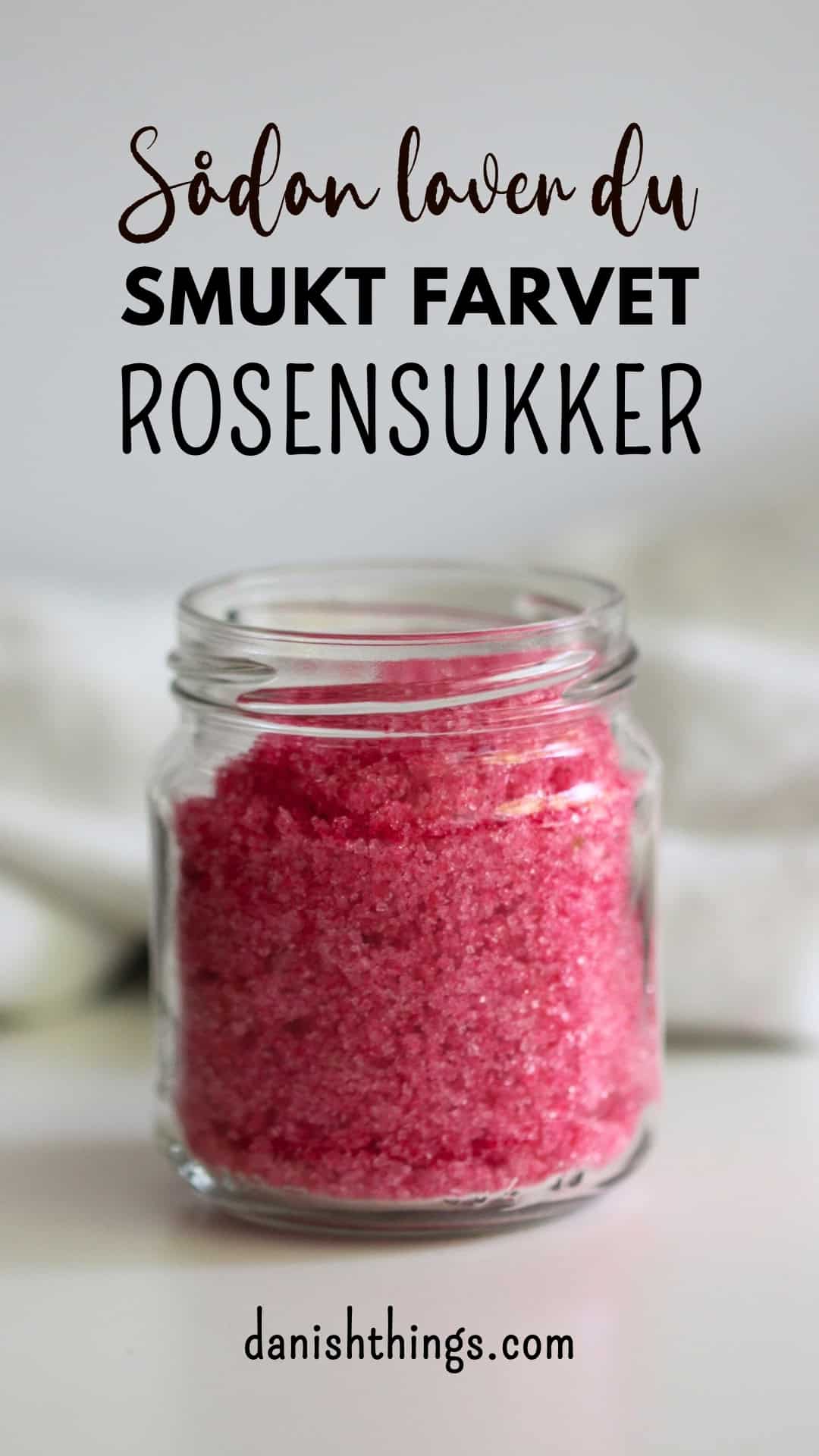 Syrligt rosensukker - smukt pink sukker med hybenroser Opskrift på syrligt rosensukker - som rosensirup, bare i fast form, og med samme vilde pink farve. Et blomstersukker, der både giver rosensmag og en frisk syrlighed. Fantastisk til råmarinerede jordbær, chantillycreme og meget mere. Find opskriften og gratis etiketter på danishthings.com © Christel Parby #DanishThings #rosensukker #syrligtrosensukker #hybenrose #jordbær #chantillycreme #blomstersukker