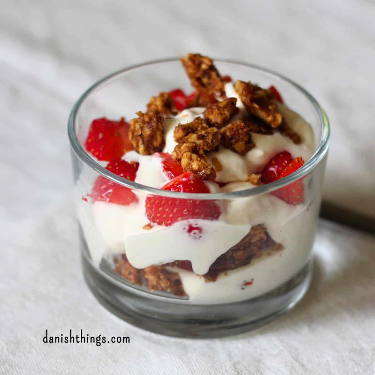 Syrligt rosensukker - smukt pink sukker med hybenroser Dansk sommer - trifli med jordbær, chantilly med syrligt rosensukker og cookie crumble. Find opskrifter, print og inspiration til årets gang på danishthings.com © Christel Parby
#DanishThings #jordbær #råmarineredejordbær #jordbærsirup #rosensukker #syrligtrosensukker #jordbærinfusion # #dessert #StopMadspild #SpisSommeren #SpisNaturen #kompot #marmelade #coulis #jordbærkompot #jordbærmarmelade #jordbærcoulis #jordbærdessert