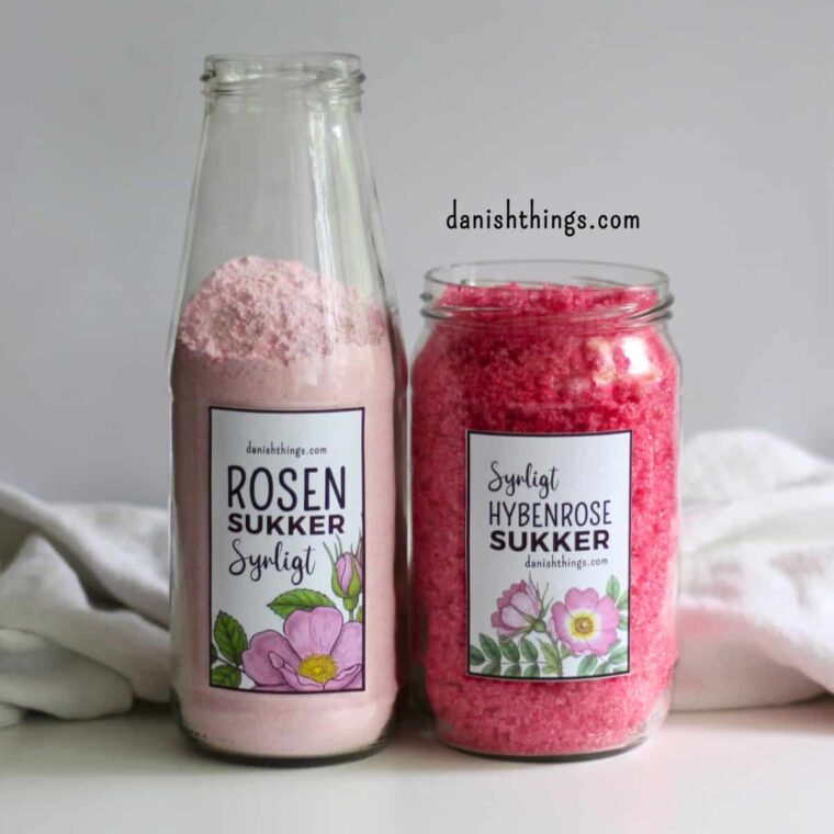 Vil du lave et rosensukker med en mere holdbar farve? Lav syrligt rosensukker - et smukt pink sukker, der holder farven længe. Perfekt til glasur, marengs og som drys på cookies og kager. Læs mere om det smukke pink blomstersukkers mange anvendelsesmuligheder, find opskriften og de gratis etiketter til rosensukkeret på danishthings.com © Christel Parby #DanishThings #rosensukker #syrligtrosensukker #hybenrose #citronsyre #blomstersukker #surtsukker #GratisEtiketter