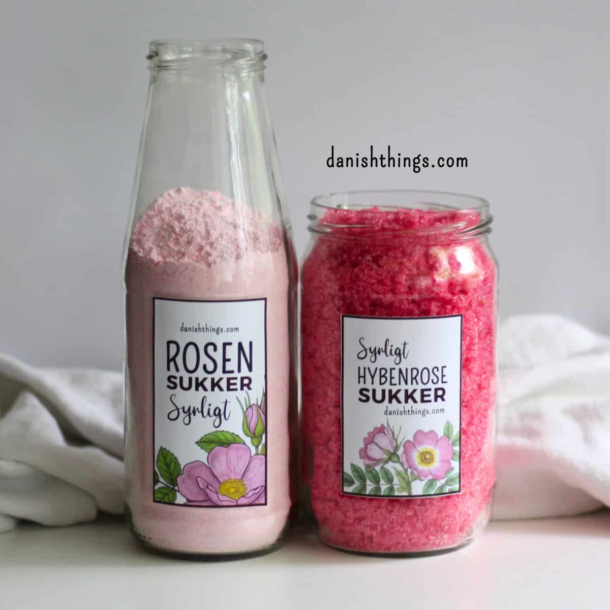 Syrligt rosensukker - smukt pink sukker med hybenroser Vil du lave et rosensukker med en mere holdbar farve? Lav syrligt rosensukker - et smukt pink sukker, der holder farven længe. Perfekt til glasur, marengs og som drys på cookies og kager. Læs mere om det smukke pink blomstersukkers mange anvendelsesmuligheder, find opskriften og de gratis etiketter til rosensukkeret på danishthings.com © Christel Parby #DanishThings #rosensukker #syrligtrosensukker #hybenrose #citronsyre #blomstersukker #surtsukker #GratisEtiketter