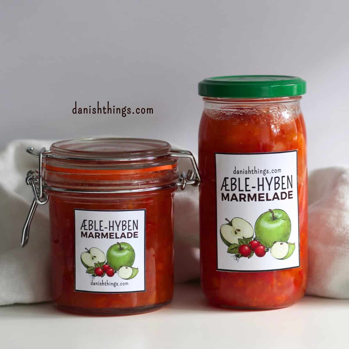 Æblemarmelade med hyben - få en 2-i-1 opskrift, tips og gratis etiketter Glas med æblemarmelade med hyben pyntet med fine, gratis printede etiketter. Er din hjemmelavede marmelade til dig selv? Eller giver du den væk som gave? Lav marmeladen, udskriv de gratis etiketter og lim dem på – find det hele på danishthings.com © Christel Parby #DanishThings #gratisprint #etiketter #marmeladeglas #diy #hjemmelavetgave