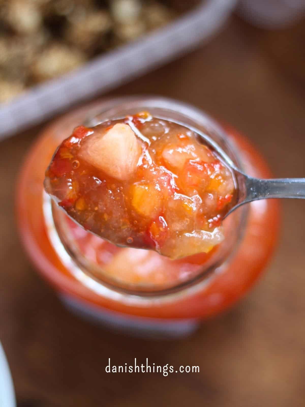 Æblemarmelade med hyben - få en 2-i-1 opskrift, tips og gratis etiketter Nærbillede af hjemmelavet æble-hybenmarmelade i glas med skruelåg. Hvorfor lave æblemarmelade med hyben? Udnyt havens æbler og sommerhusets hyben! Her kan du læse, hvorfor denne kombination er en favorit til efterårets marmelade. Se opskriften på danishthings.com © Christel Parby #DanishThings #æblehyben #marmeladeopskrift #hjemmelavetguf #efterårshygge