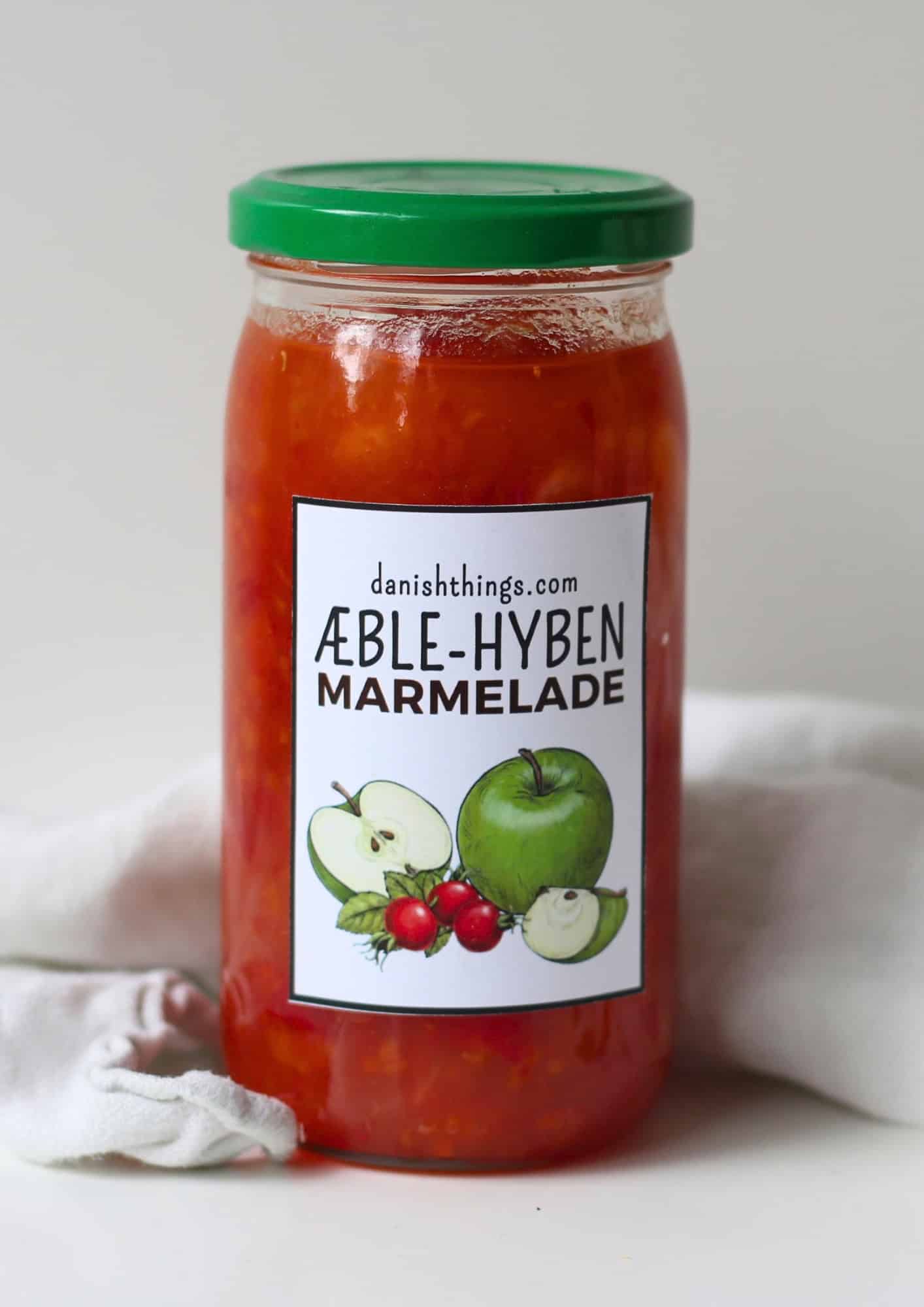 Æblemarmelade med hyben - få en 2-i-1 opskrift, tips og gratis etiketter Sylteglas med æble-hybenmarmelade og en af de gratis etiketter limet på med limstift. Æblemarmelade med hyben - ren efterårshygge! En smuk orange efterårsmarmelade, hvor hyben giver smag og farve, og æblerne giver fylde. Lav marmeladen, print de gratis etiketter og gør dine glas personlige. Find hele opskriften og etiketterne på danishthings.com © Christel Parby #DanishThings #etiketter #gratisprint #diy #æblemarmelade #hybenmarmelade #ÆbleHyben #sanke