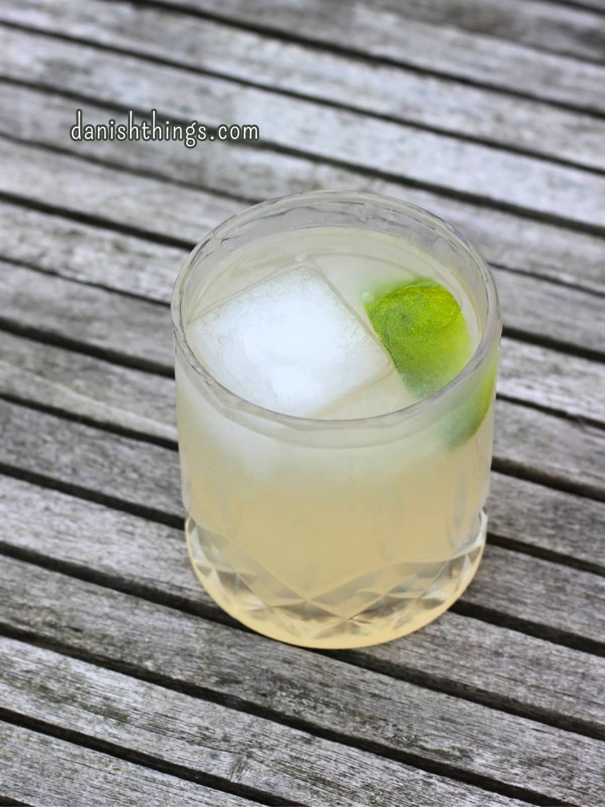 Hybenekstrakt og hybensirup af hele hyben – uden at fjerne kerner Hyben Gin Hass lavet med hjemmelavet hybensirup – en forfriskende cocktail (eller mocktail uden alkohol). Find opskriften på hybensirup på danishthings.com. © Christel Parby #DanishThings #hybengin #cocktail #hybensirup