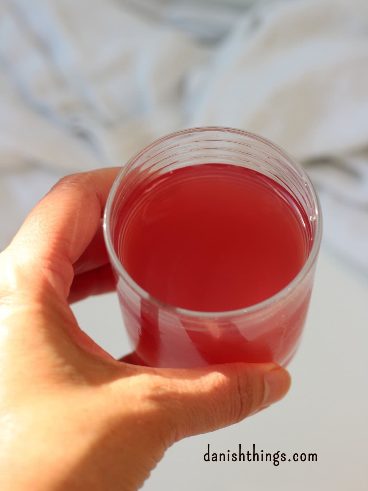 Hybenekstrakt og hybensirup af hele hyben – uden at fjerne kerner Rød hybensaft lavet af sorte klitrosehyben – en dyb, naturlig rød farve helt uden farvestof. Lav hybenekstrakt af hele hyben på danishthings.com. © Christel Parby #DanishThings #hybensaft #hyben #vildmad