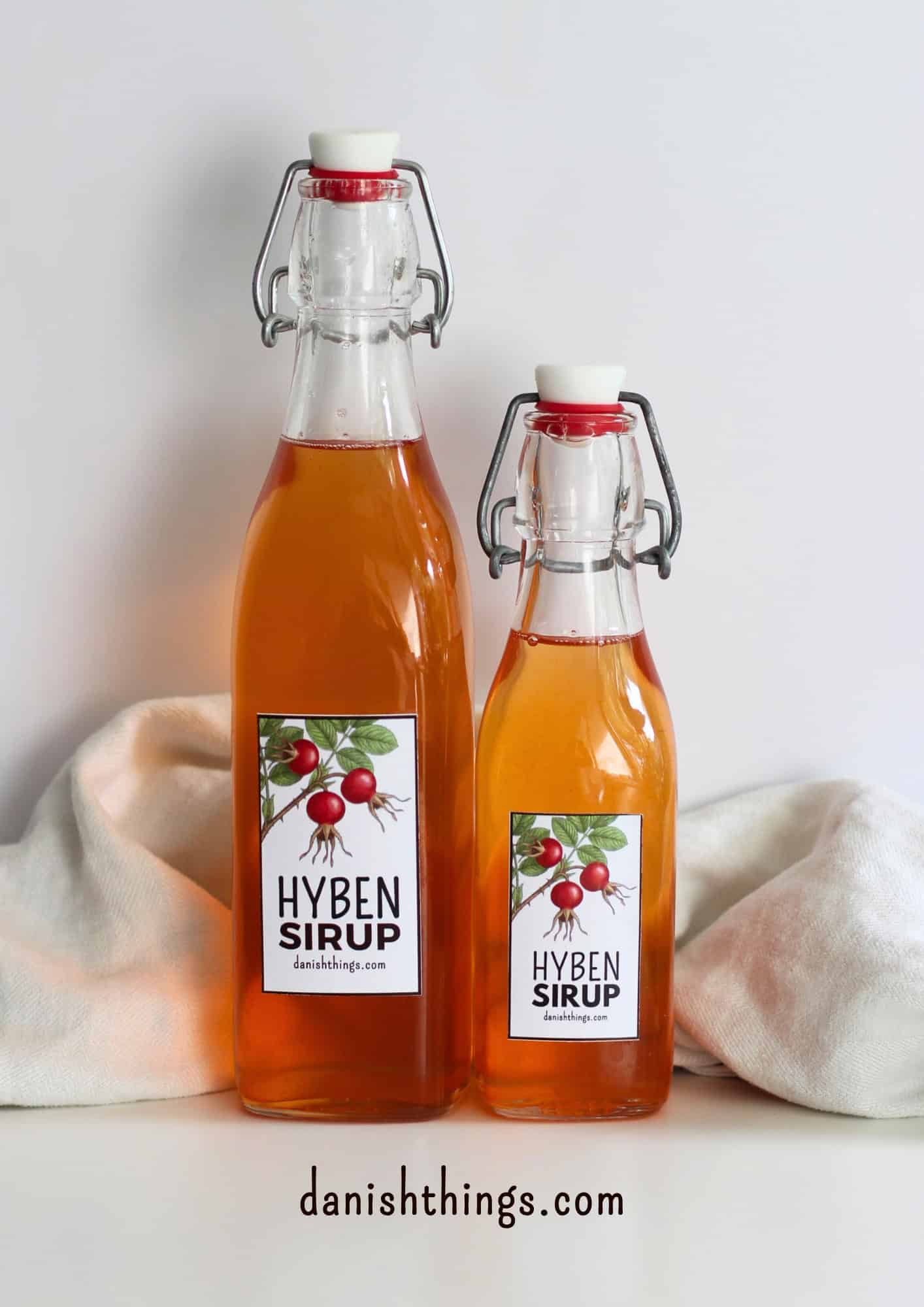 Hybenekstrakt og hybensirup af hele hyben – uden at fjerne kerner Hybensirup på flasker med etiketten "Hyben Sirup" – print dine egne gratis etiketter fra danishthings.com. © Christel Parby #DanishThings #etiketter #gratisprint #hybensirup