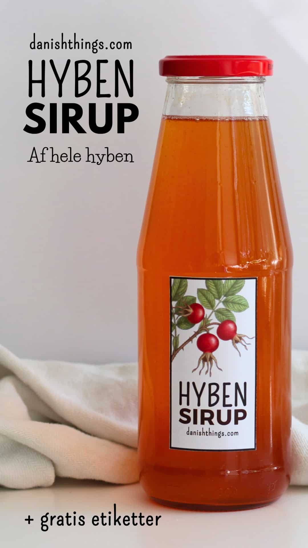 Hybenekstrakt og hybensirup af hele hyben – uden at fjerne kerner Hybensirup med tydelig etiket – opskrift af hele hyben og gratis etiketter til flaskerne. Find trin-for-trin opskriften på danishthings.com. © Christel Parby #DanishThings #hybensirup #etiketter #sirupsopskrift