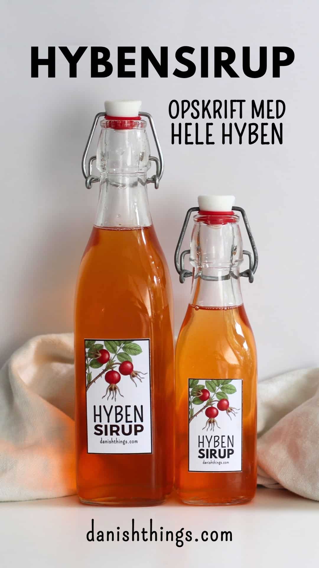 Hybenekstrakt og hybensirup af hele hyben – uden at fjerne kerner To flasker hjemmelavet hybensirup med etiketterne "Hyben Sirup" fra danishthings.com. Lav en stor portion og giv flasker væk som hjemmelavet gave. Find hele opskriften på danishthings.com. © Christel Parby #DanishThings #hybensirup #spiseliggave #hjemmelavetsirup