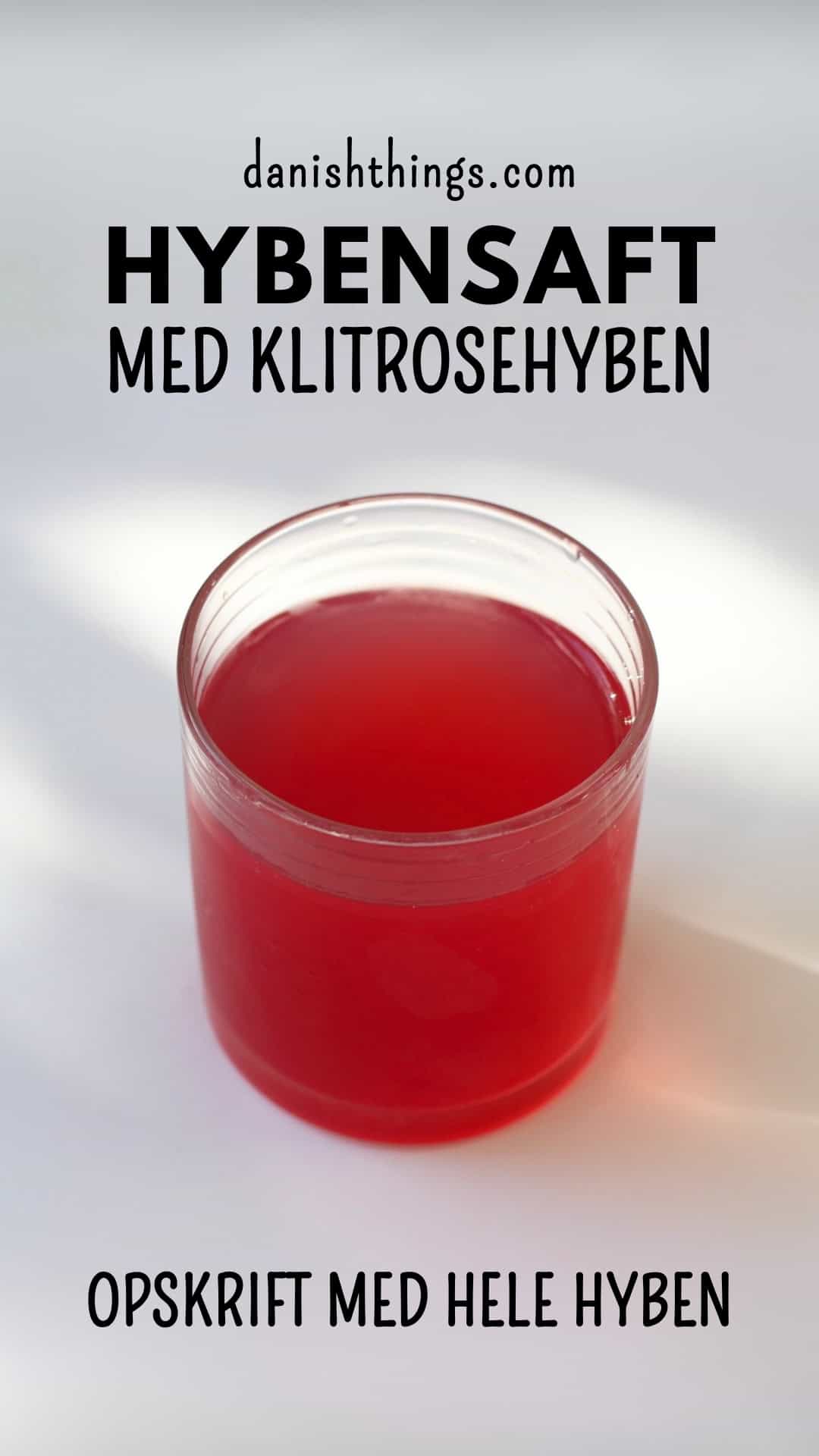 Hybenekstrakt og hybensirup af hele hyben – uden at fjerne kerner Frisk hybensaft med den dybe røde farve fra klitrosehyben. Lav ekstrakt af hele hyben uden at rense for kerner. Find opskriften på danishthings.com. © Christel Parby #DanishThings #hybensaft #hyben #vildmad