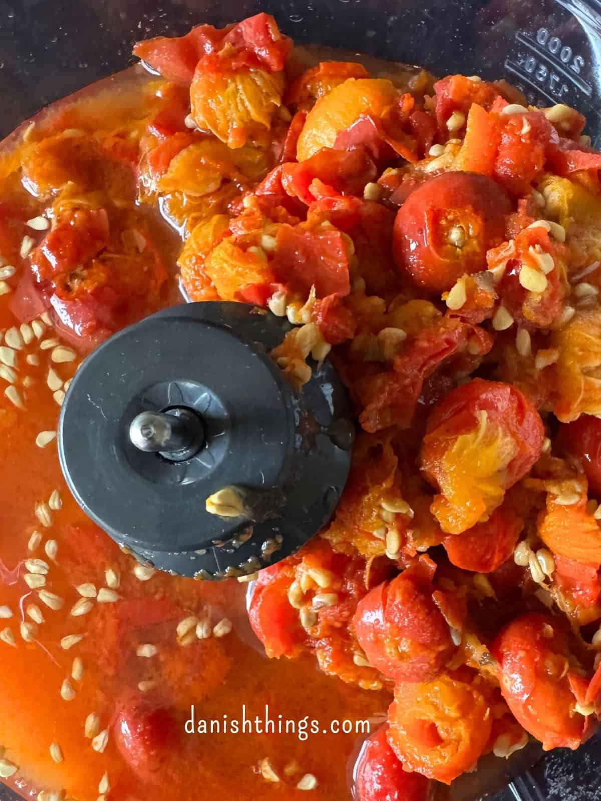 Hybenekstrakt og hybensirup af hele hyben – uden at fjerne kerner Kogte hyben og vand i foodprocessoren – sådan laver du "stop madspild" hybenvand af resterne fra hybenekstrakten. Find hele bonusopskriften på danishthings.com. © Christel Parby #DanishThings #hybenvand #stopmadspild #hyben