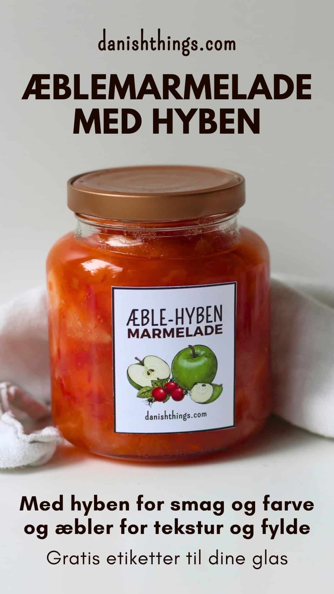 Æblemarmelade med hyben - få en 2-i-1 opskrift, tips og gratis etiketter Glas med hjemmelavet æble-hybenmarmelade med etiket på hvid baggrund. Hjemmelavet æblemarmelade med hyben, hvor hyben giver smag og farve, og æblerne giver fylde og struktur. Få opskriften i to versioner, tips til æbler og hyben + gratis etiketter til dine marmeladeglas. Få opskriften og tips til både æbler og hyben på danishthings.com © Christel Parby #DanishThings #æblemarmelade #hybenmarmelade #marmeladeopskrift #hjemmelavetmarmelade #hyben #gratisprint