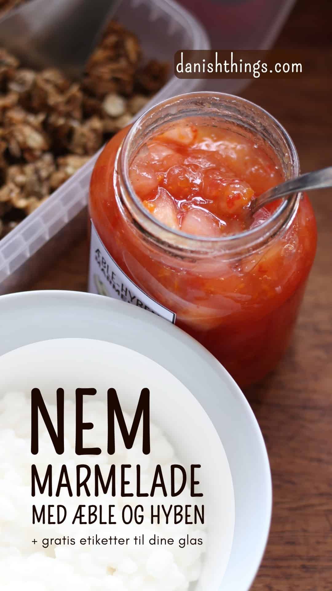 Æblemarmelade med hyben - få en 2-i-1 opskrift, tips og gratis etiketter Skål med hytteost toppet med æble-hybenmarmelade ved siden af granola. Prøv æble-hybenmarmelade med hytteost og sprød hverdagsgranola uden tilsat sukker. En enkel måde at bruge marmeladen på, når du ikke bare vil have den på brød eller boller. Få opskriften og tips til både æbler og hyben på danishthings.com © Christel Parby #DanishThings #æblemarmelade #hytteost #morgenmad #granola #hybenmarmelade #morgenmadsideer