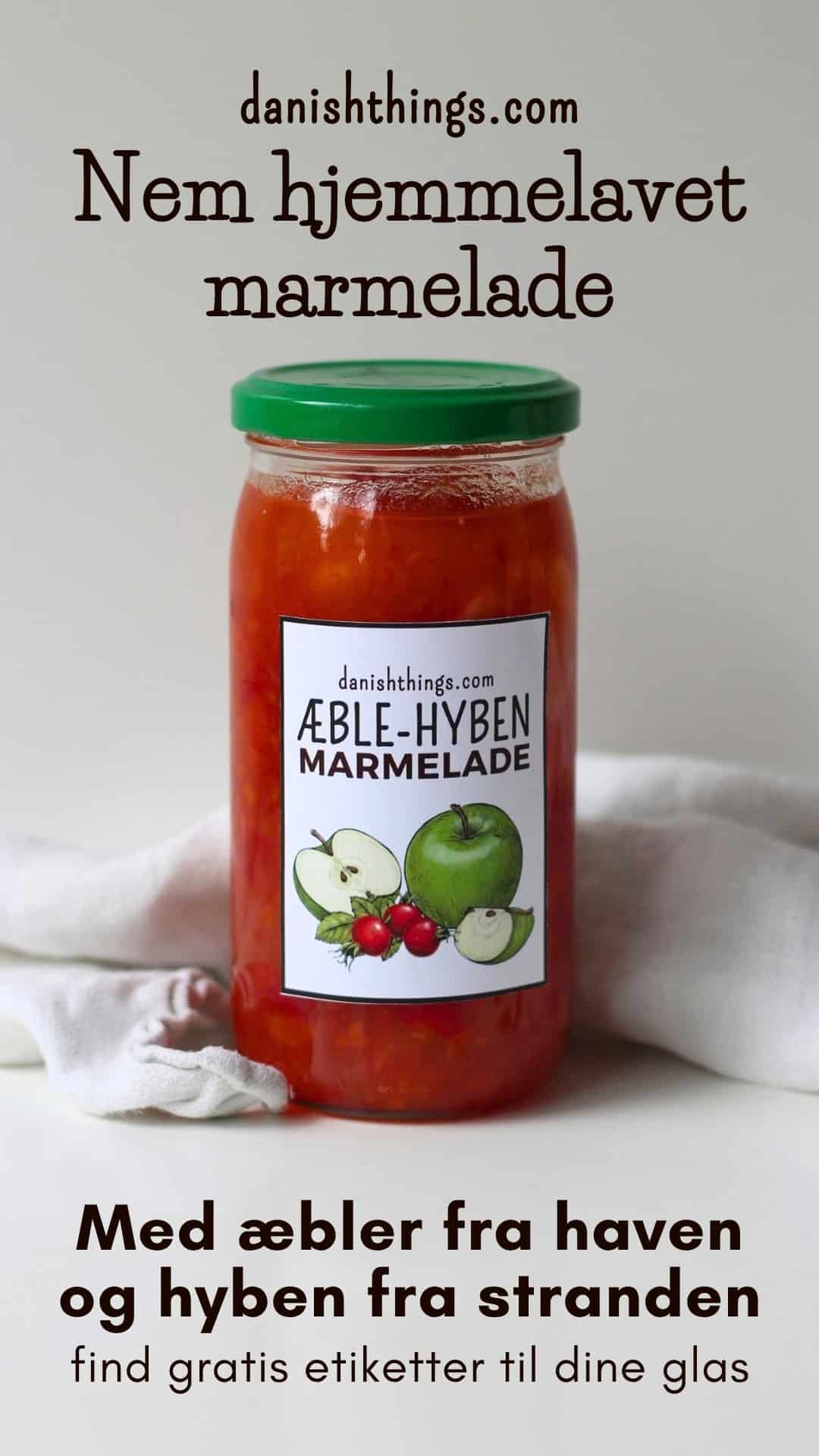 Æblemarmelade med hyben - få en 2-i-1 opskrift, tips og gratis etiketter Glas med æble-hybenmarmelade og Æble-hyben etiket på hvid baggrund. Lav æblemarmelade med hyben og brug de æbler, du har adgang til – fra haven, naturen eller butikken. Du kan også bruge nedfaldsæbler, når de er tjekket og klargjort. Få opskriften og tips til både æbler og hyben på danishthings.com © Christel Parby #DanishThings #æblemarmelade #hybenmarmelade #nedfaldsæbler #hjemmelavetmarmelade #marmeladeopskrift #hyben #æbler