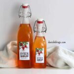 Hybenekstrakt og hybensirup af hele hyben – uden at fjerne kerner Hybensirup på flaske med etiketten "Hyben Sirup" fra danishthings.com. Lav hybenekstrakt og hybensirup af hele hyben – ingen rensning for kerner og plantehår nødvendig. Find hele opskriften med trin-for-trin-fremgangsmåde på danishthings.com. © Christel Parby #DanishThings #hybensirup #hybenekstrakt #hjemmelavetsirup #etiketter #hyben
