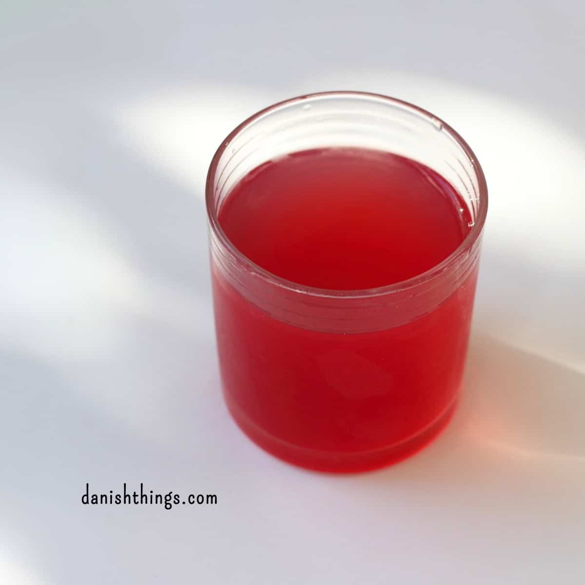 Hybenekstrakt og hybensirup af hele hyben – uden at fjerne kerner Frisk hybensaft med den dybe røde farve fra klitrosehyben. Lav ekstrakt af hele hyben uden at rense for kerner. Find opskriften på danishthings.com. © Christel Parby #DanishThings #hybensaft #hyben #vildmad