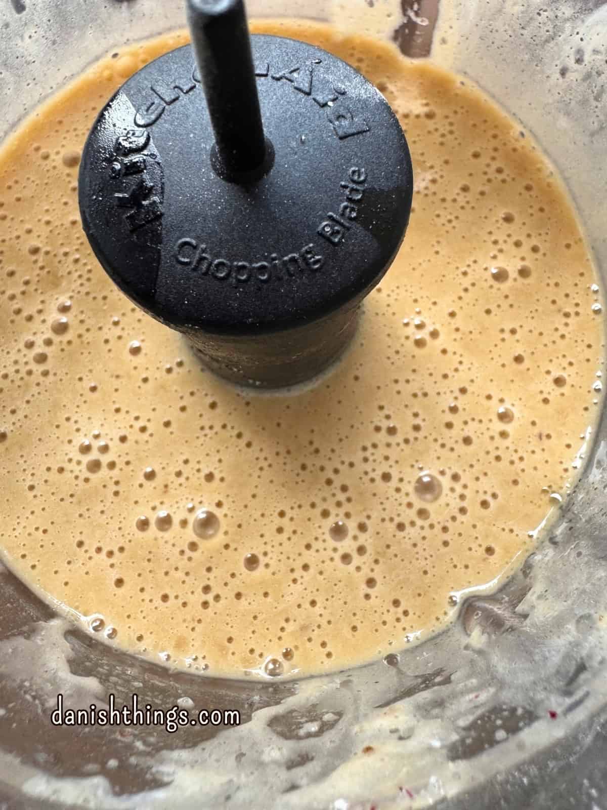 De våde ingredienser til bananmuffins blandes i en minihakker. Modne bananer, sukker, æg, olie og kefir bliver til en ensartet blanding, der senere vendes sammen med de tørre ingredienser. Find opskriften på Danish Things © Christel Parby #DanishThings #bananmuffins #banan #muffins #bananopskrift #muffinmetoden #hjemmebag #brunebananer #stopmadspild 