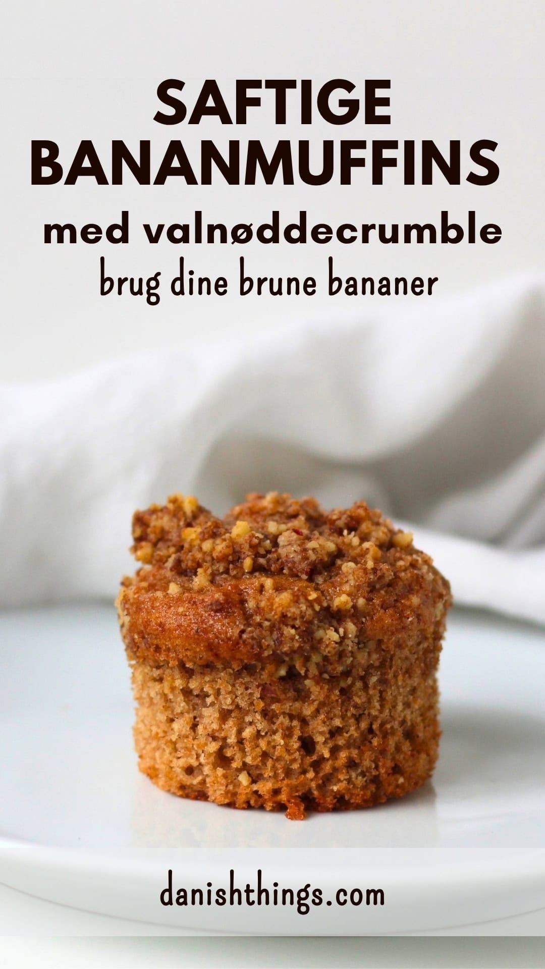 Bananmuffin med valnøddecrumble uden papirform på en hvid tallerken. En blød og saftig muffin med modne bananer, kanel og grofthakkede valnødder, toppet med sprød crumble. Find opskriften på Danish Things © Christel Parby #DanishThings #bananmuffins #banan #muffins #bananopskrift #muffinmetoden #valnøddecrumble #valnødder #brunebananer #modnebananer #crumble #stopmadspild