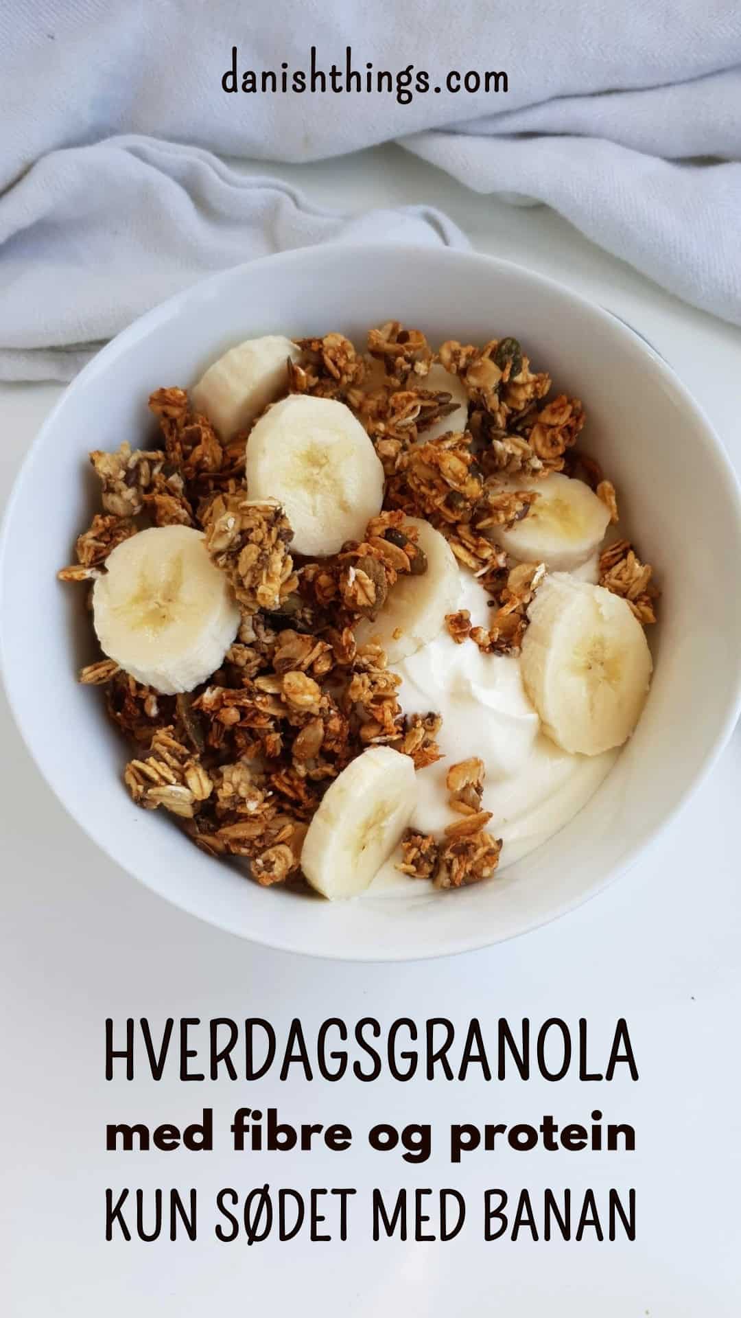 Sprød hverdagsgranola sødet med banan - granola uden tilsat sukker Hverdagsgranola med yoghurt og banan. Lav en sprød granola med fibre og protein, kun sødet med moden banan og uden tilsat sukker. Få opskriften på nem hverdagsgranola på danishthings.com © Christel Parby #DanishThings #granola #hverdagsgranola #banan #morgenmad #udentilsatsukker
