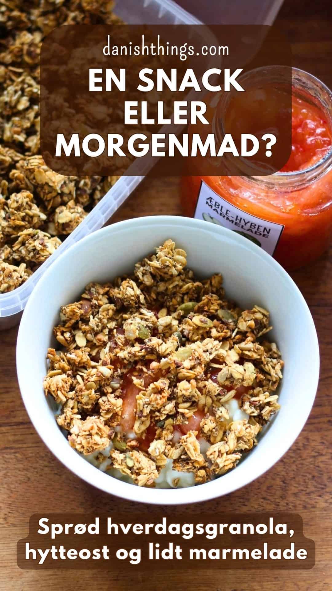Sprød hverdagsgranola sødet med banan - granola uden tilsat sukker Hytteost med sprød hverdagsgranola og lidt hjemmelavet marmelade. En nem idé til morgenmad eller en snack. Top din hytteost med lidt marmelade og granola sødet med banan. Få opskriften på hverdagsgranola på danishthings.com © Christel Parby #DanishThings #granola #hverdagsgranola #hytteost #marmelade #morgenmad #snack