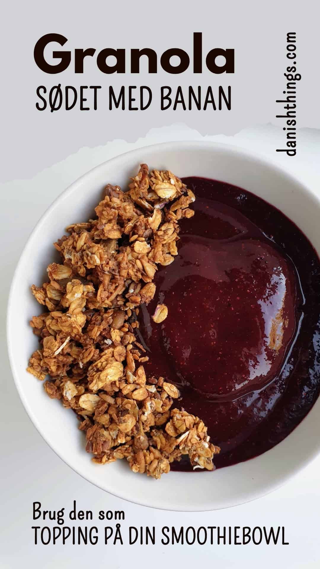 Sprød hverdagsgranola sødet med banan - granola uden tilsat sukker Granola sødet med banan som sprød topping på en blåbærsmoothiebowl. Brug hverdagsgranolaen på smoothie bowls, yoghurt, hytteost eller grød. Få opskriften på granola uden tilsat sukker på danishthings.com © Christel Parby #DanishThings #granola #banan #smoothiebowl #blåbær #morgenmad