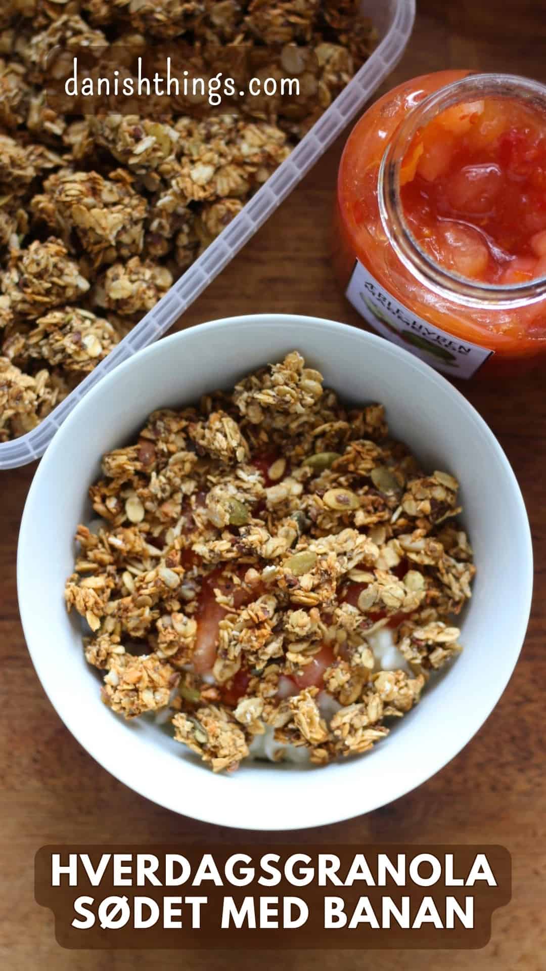 Sprød hverdagsgranola sødet med banan - granola uden tilsat sukker Hverdagsgranola sødet med banan, serveret med hytteost og lidt marmelade. Brug den sprøde granola til morgenmad, snack eller som topping, og find opskriften på danishthings.com © Christel Parby #DanishThings #granola #hverdagsgranola #banan #hytteost #marmelade #udentilsatsukker