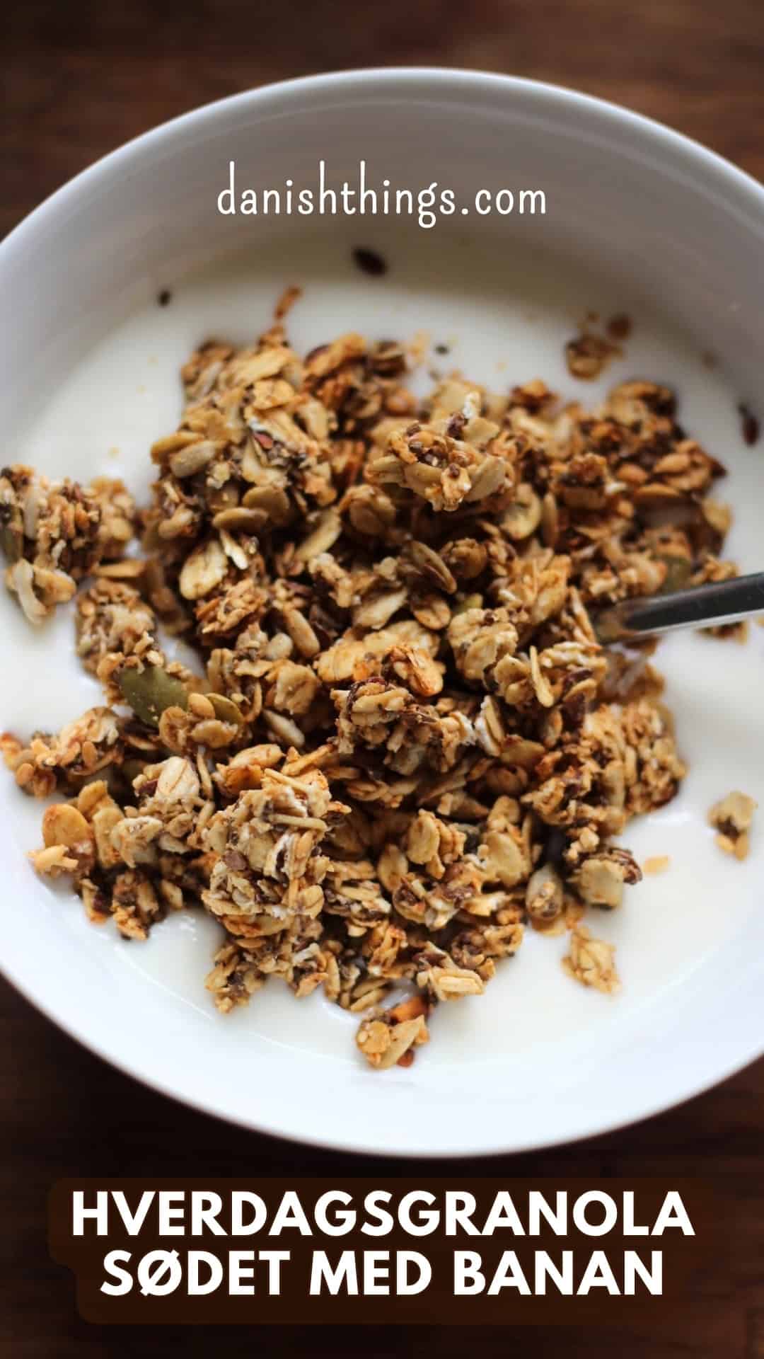 Sprød hverdagsgranola sødet med banan - granola uden tilsat sukker Sprød hjemmelavet hverdagsgranola sødet med moden banan. En nem granola uden tilsat sukker til morgenmad, snack eller som sprød topping. Få opskriften og idéer til variationer på danishthings.com © Christel Parby #DanishThings #granola #hverdagsgranola #banan #morgenmad #udentilsatsukker