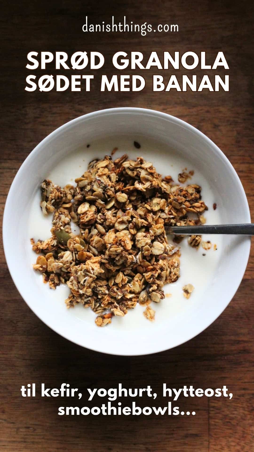 Sprød hverdagsgranola sødet med banan - granola uden tilsat sukker Sprød hverdagsgranola sødet med banan. Brug granolaen til yoghurt, hytteost, grød og smoothie bowls eller som en lille snack. Få opskriften på hjemmelavet granola uden tilsat sukker på danishthings.com © Christel Parby #DanishThings #granola #hverdagsgranola #banan #morgenmad #smoothiebowl