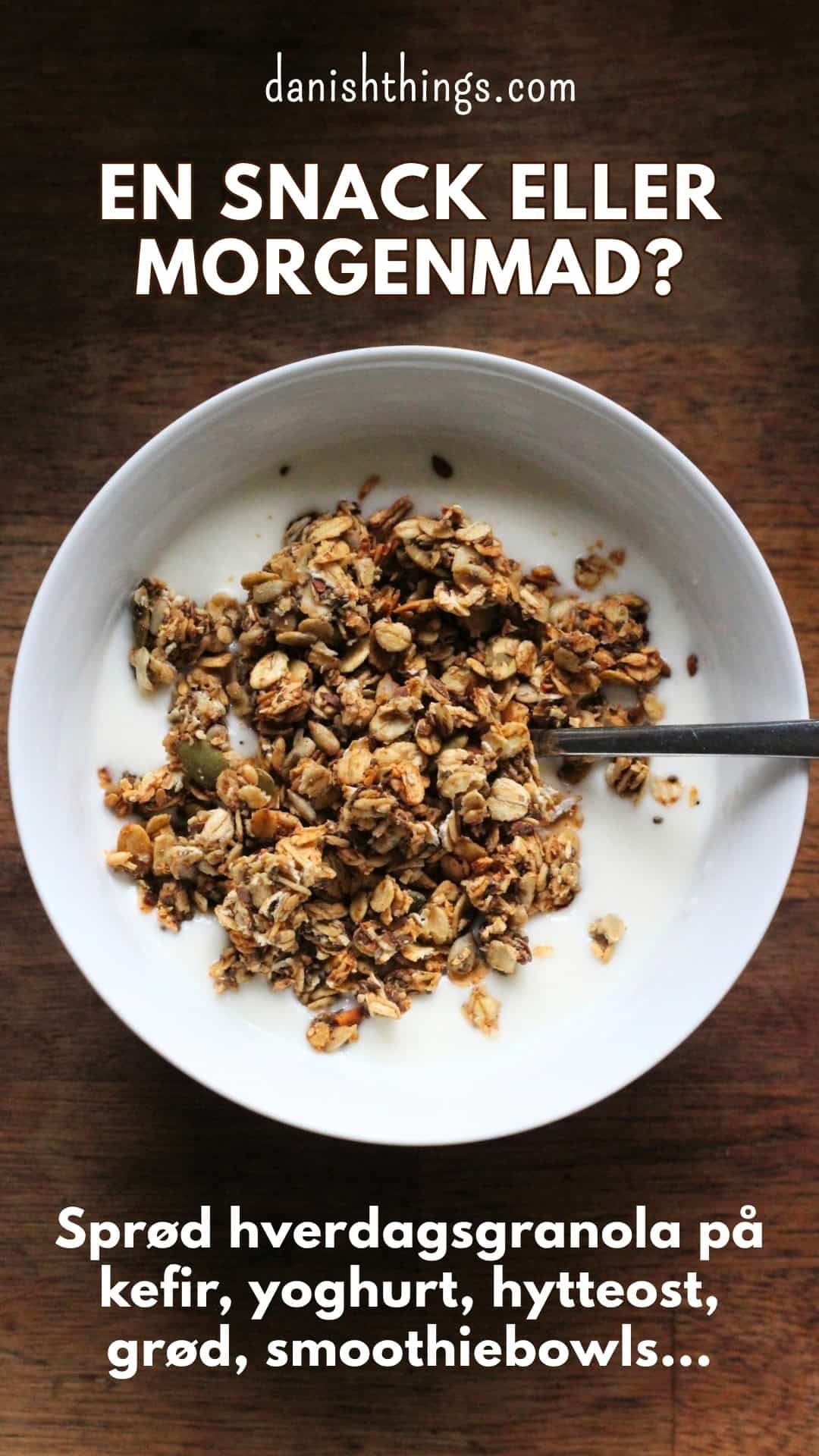 Sprød hverdagsgranola sødet med banan - granola uden tilsat sukker En snack eller morgenmad? Lav sprød hverdagsgranola sødet med banan og brug den på kefir, yoghurt, hytteost, grød eller smoothie bowls. Find opskriften og idéer til, hvordan du kan bruge granolaen på danishthings.com © Christel Parby #DanishThings #granola #hverdagsgranola #morgenmad #snack #banan