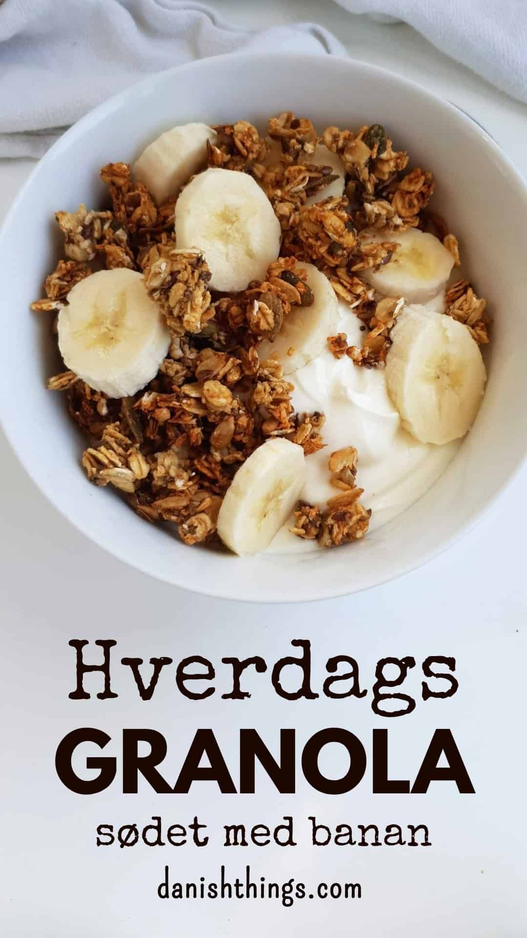 Sprød hverdagsgranola sødet med banan - granola uden tilsat sukker Sprød hjemmelavet hverdagsgranola sødet med moden banan. En nem granola uden tilsat sukker til morgenmad, snack eller som sprød topping. Få opskriften og idéer til variationer på danishthings.com © Christel Parby #DanishThings #granola #hverdagsgranola #banan #morgenmad #udentilsatsukker