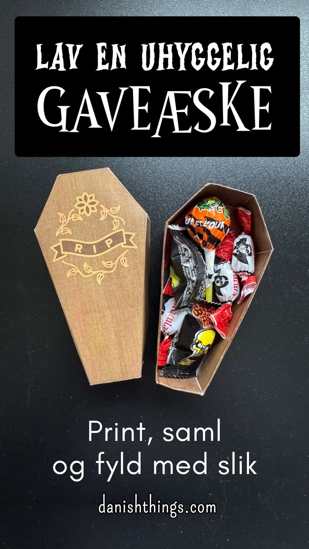 Kiste til Halloween – og (u)hygge. Lav en kiste af papir med dekorativt RIP-låg og brug den som gave. En nem og (u)hyggelig dekoration, du selv kan lave med gratis print og samlevejledning fra Danish Things. Find opskrifter, gratis print og inspiration til årets gang på danishthings.com © Christel Parby #DanishThings #kiste #vampyr #dracula #HalloweenDIY #Halloweenpynt #Papirkiste #GratisSkabeloner #Halloweenkiste #Papirpynt #GratisPrint #PrintSelv #KreativMedPapir #PapirDIY
