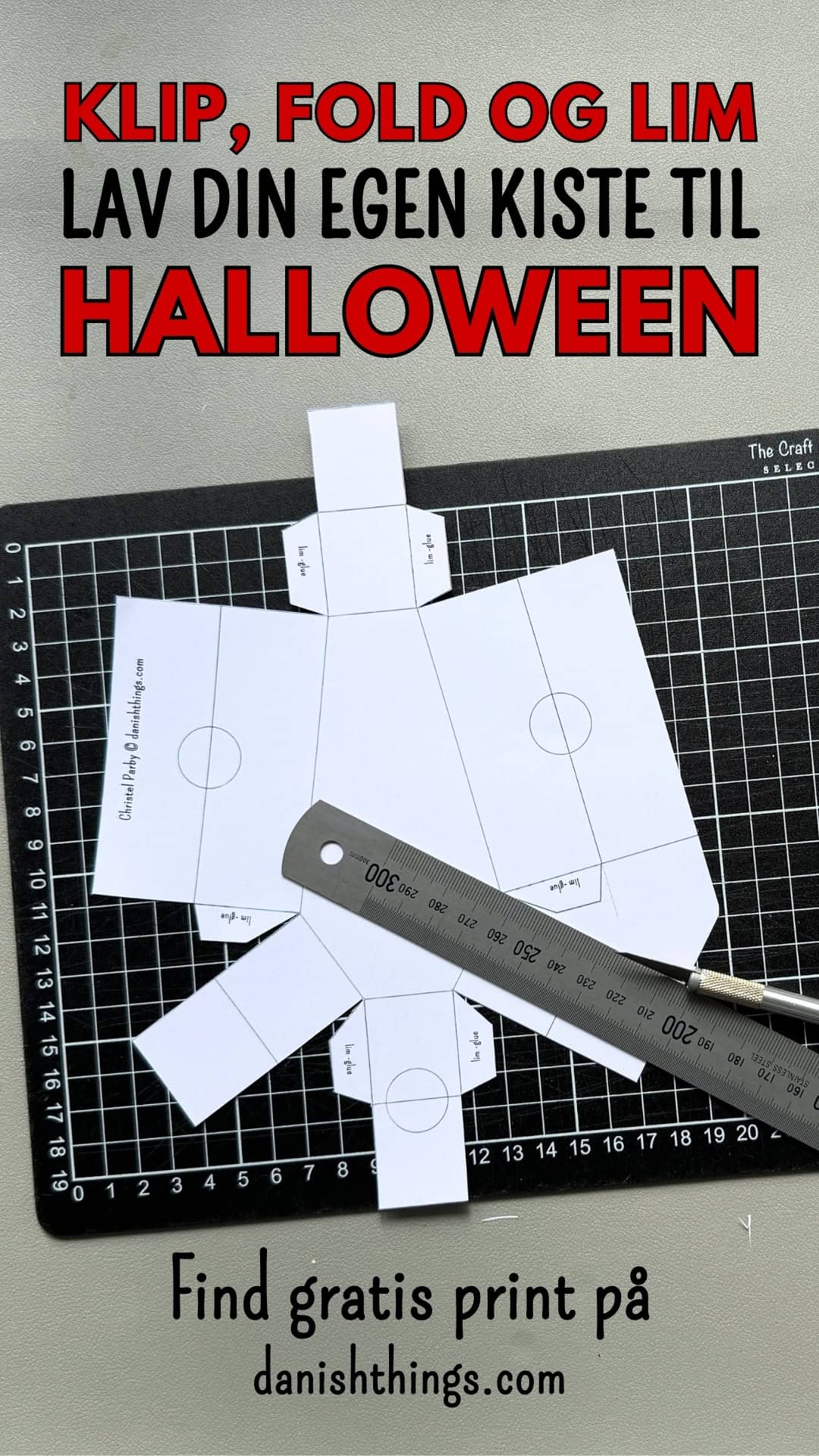 Klip, fold og lim din egen kiste til Halloween – og (u)hygge. Lav din egen kiste af papir med gratis print og en trin-for-trin-vejledning, der viser, hvordan du folder og limer delene sammen. Find opskrifter, gratis print og inspiration til årets gang på danishthings.com © Christel Parby #DanishThings #kiste #vampyr #dracula #HalloweenDIY #Halloweenpynt #Papirkiste #GratisSkabeloner #Halloweenkiste #Papirpynt #GratisPrint #PrintSelv #KreativMedPapir #PapirDIY