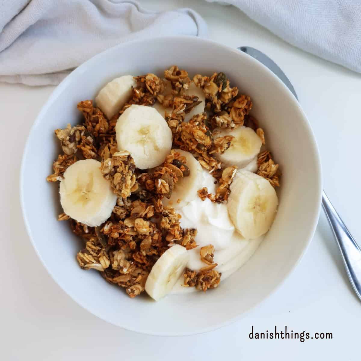 Sprød hverdagsgranola sødet med banan - granola uden tilsat sukker Yoghurt med sprød hverdagsgranola og banan. Hverdagsgranola sødet med banan – en nem granola uden tilsat sukker til morgenmad, yoghurt og snack. Få opskriften på danishthings.com © Christel Parby #DanishThings #granola #hverdagsgranola #banan #morgenmad #udentilsatsukker