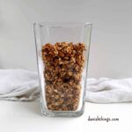 Sprød hverdagsgranola sødet med banan - granola uden tilsat sukker Sprød hjemmelavet hverdagsgranola i glas. Granolaen er sødet med banan og uden tilsat sukker – brug den til morgenmad, som topping eller som en lille snack. Få opskriften på danishthings.com © Christel Parby #DanishThings #granola #hverdagsgranola #banan #morgenmad #snack