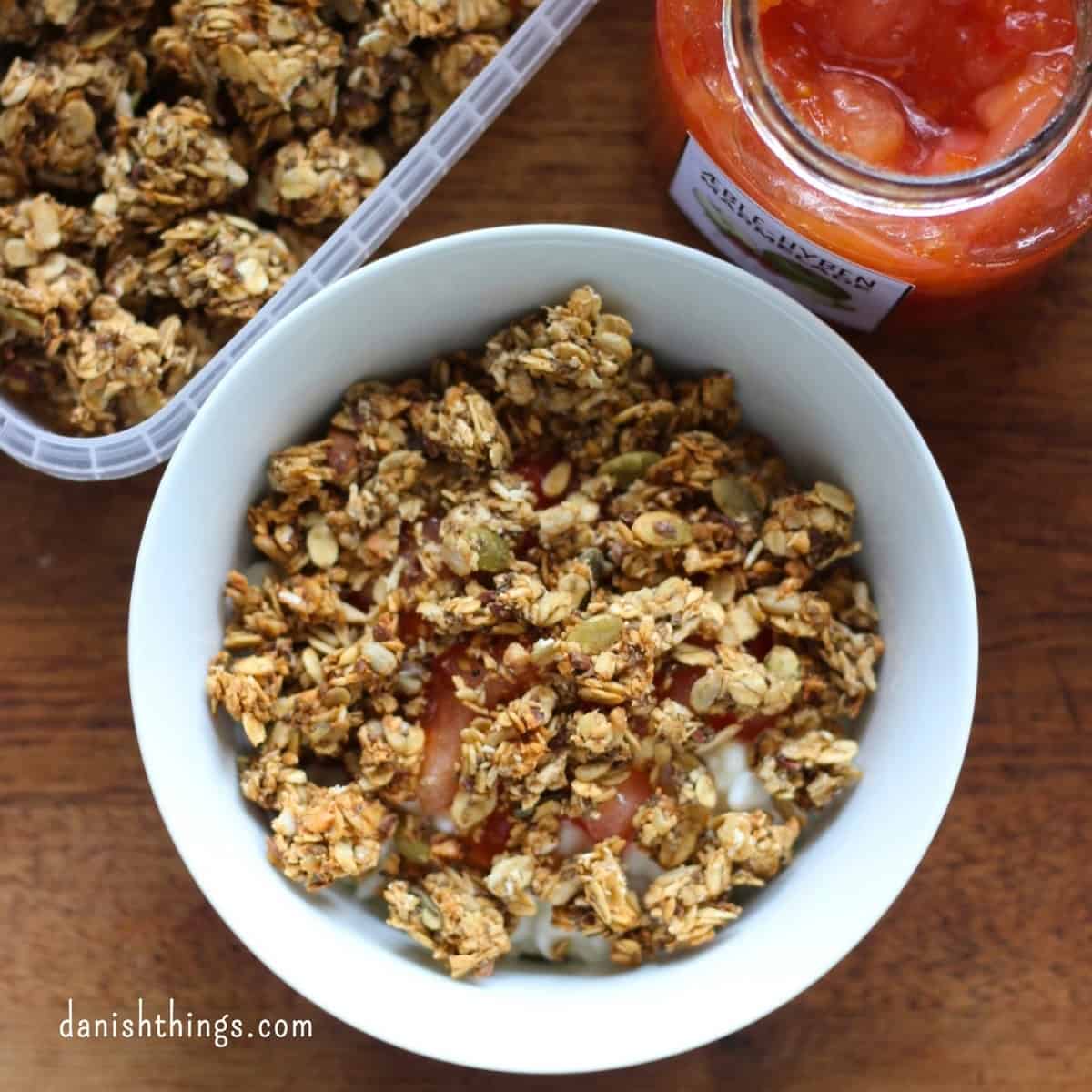 Sprød hverdagsgranola sødet med banan - granola uden tilsat sukker Hytteost toppet med sprød hverdagsgranola og lidt marmelade. Lav hverdagsgranola sødet med banan og brug den til morgenmad, snack eller som crunchy topping. Få opskriften på danishthings.com © Christel Parby #DanishThings #granola #hverdagsgranola #banan #hytteost #morgenmad