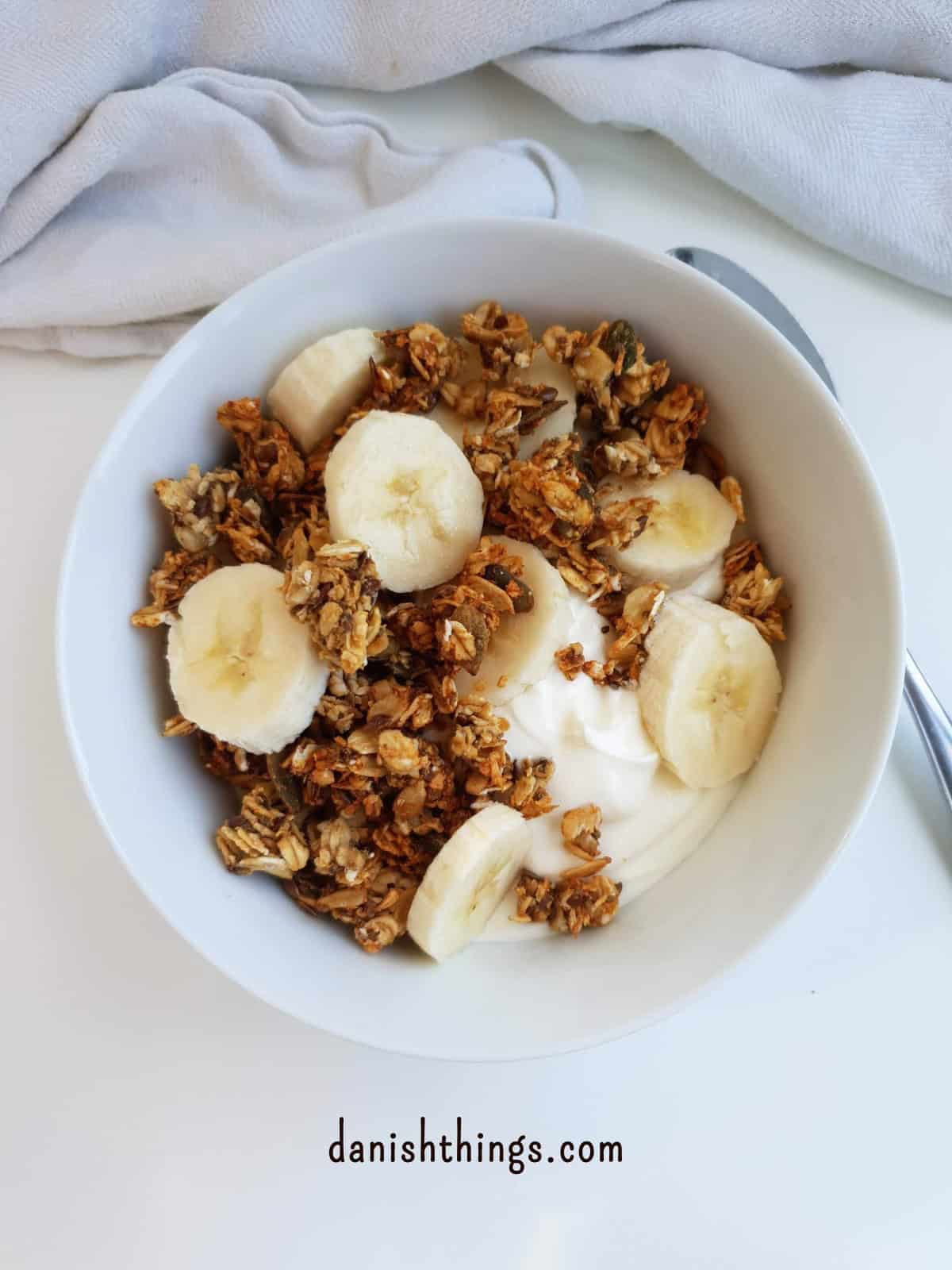 Sprød hverdagsgranola sødet med banan - granola uden tilsat sukker Græsk yoghurt med sprød hverdagsgranola og banan. Hverdagsgranola sødet med banan – en nem granola uden tilsat sukker til morgenmad, yoghurt og snack. Få opskriften på danishthings.com © Christel Parby #DanishThings #granola #hverdagsgranola #banan #morgenmad #udentilsatsukker