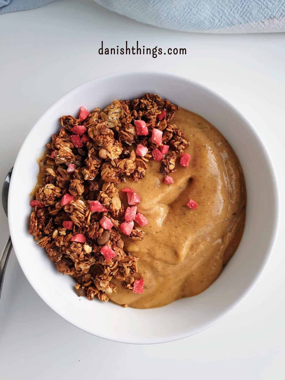 Havtornsmoothie eller smoothiebowl med avokado Granola sødet med banan og frysetørrede jordbær som topping på en havtornsmoothiebowl. Brug den sprøde hverdagsgranola på smoothie bowls, yoghurt, hytteost, grød og meget mere. Få både opskriften på granola uden tilsat sukker og havtornsmoothien på danishthings.com © Christel Parby #DanishThings #granola #banan #havtorn #havtornsmoothie #smoothiebowl #morgenmad