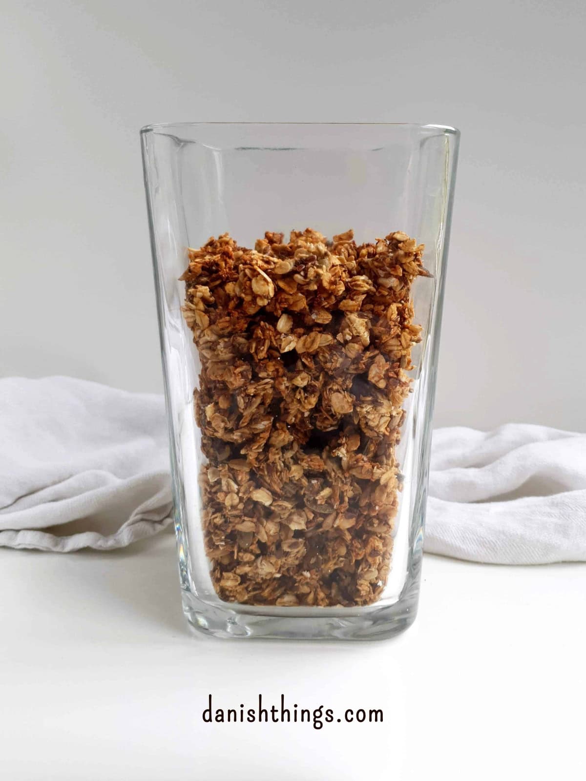Sprød hverdagsgranola sødet med banan - granola uden tilsat sukker Sprød hjemmelavet hverdagsgranola i glas. Granolaen er sødet med banan og uden tilsat sukker – brug den til morgenmad, som topping eller som en lille snack. Få opskriften på danishthings.com © Christel Parby #DanishThings #granola #hverdagsgranola #banan #morgenmad #snack